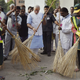 India-modi-broom-clean